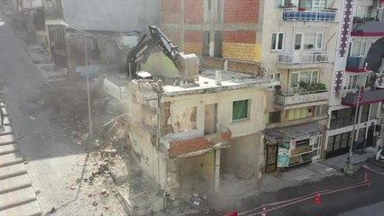 İzmir haberi... Konak'ta Metruk Bina Yıkıldı