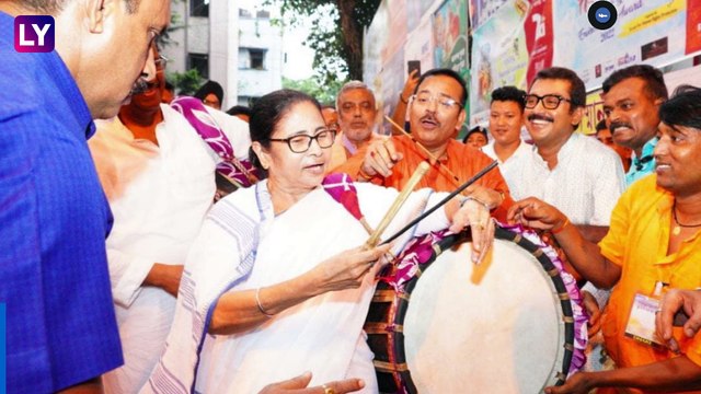 Durga Puja 2022: ঢাক বাজালেন মুখ্যমন্ত্রী, আপ্লুত অনুরাগীরা