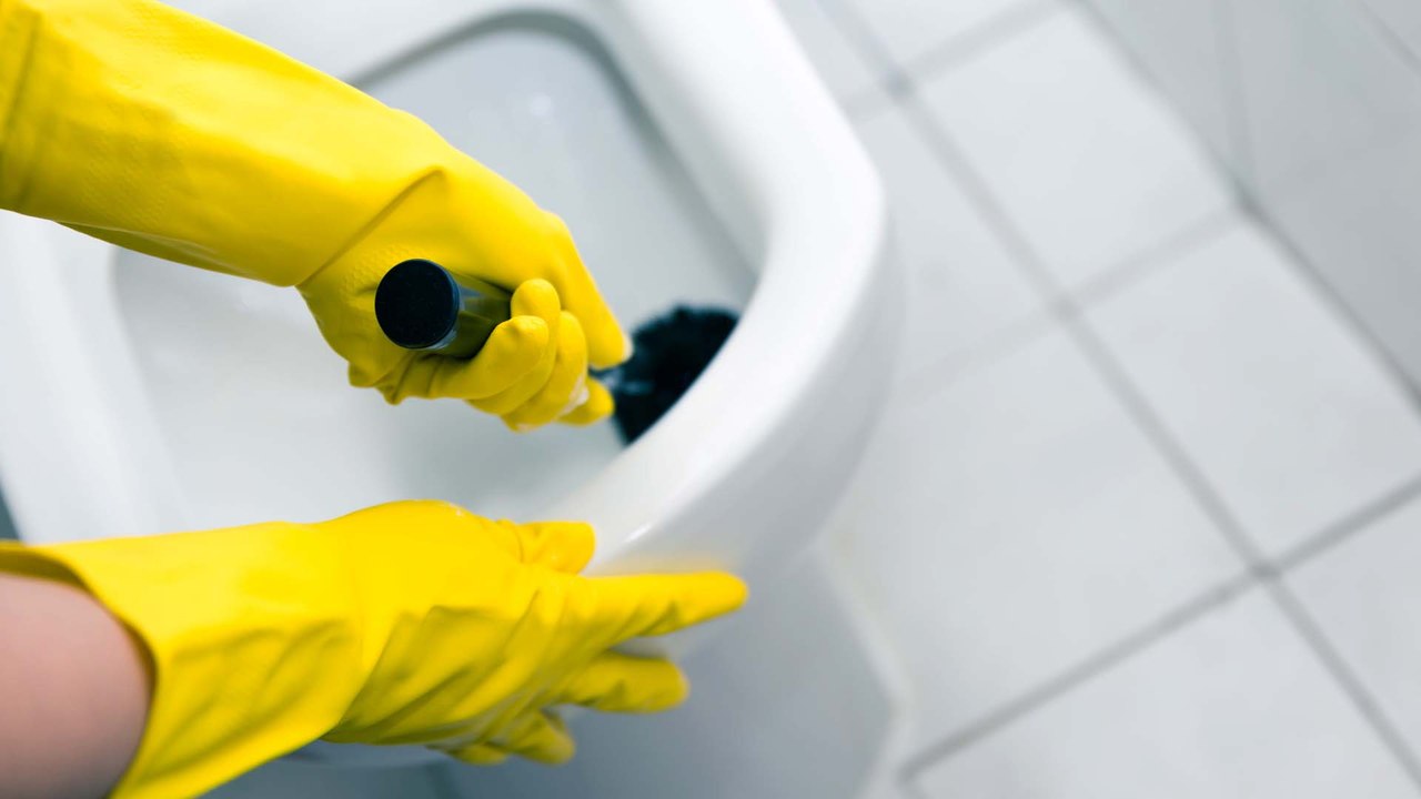 Mit diesem genialen Putz-Trick glänzt deine Toilette wie neu!