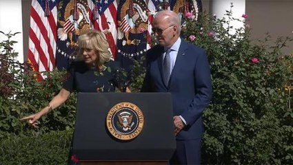Biden kürsüde yolunu şaşırdı, eşi  "Buradan aşağı gideceksin" dedi