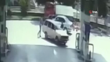 Talihsiz hırsızlar, yakıtı biten araçlarını istasyona kadar iterek böyle getirdi