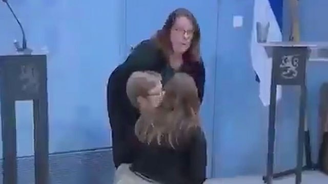 Finlandiya İçişleri Bakanı, canlı yayın sırasında bayıldı