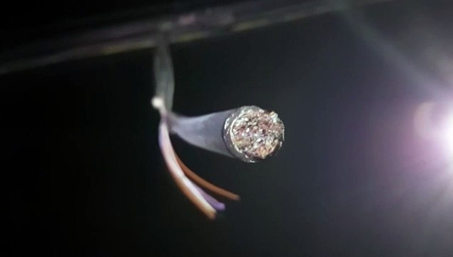 Após furto, marginais deixam fiação elétrica exposta, no Pioneiros Catarinenses