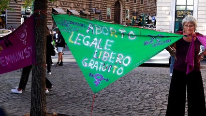 Roma, Non Una di Meno in piazza contro il governo Meloni: "Giù le mani dalla 194"