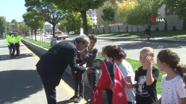 Erzurum haberi! Erzurum'da 'Yayalara öncelik duruşu, hayata saygı duruşu' sloganıyla yaya geçitleri kırmızıya boyandı