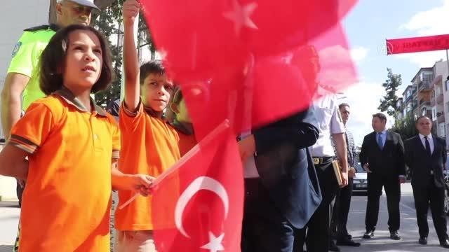 Yaya geçitleri Hayata saygı duruşu sloganıyla kırmızıya boyandı