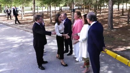 La Reina Letizia, ideal en clave 'working' con traje gris marengo