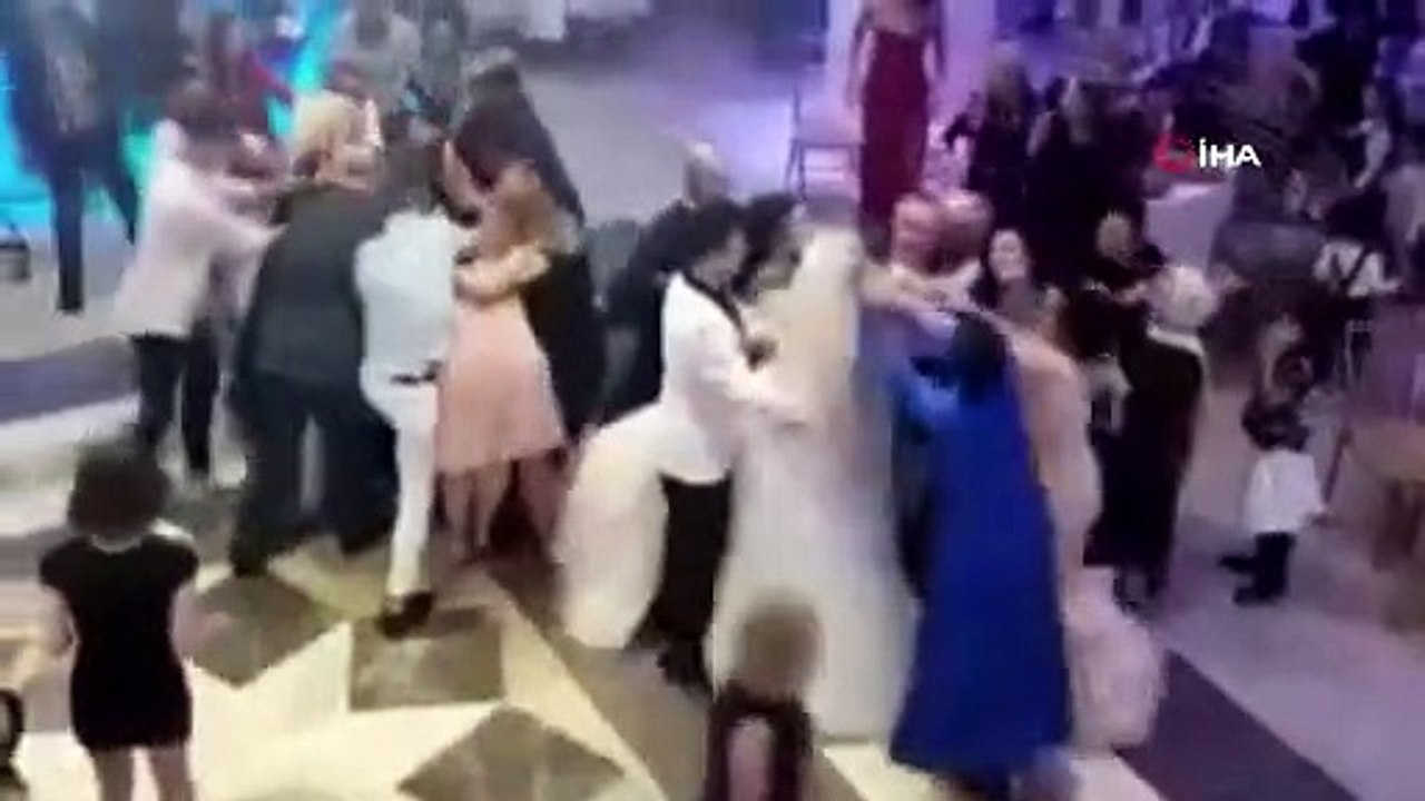 Düğünde ‘İstek Parça' Nedeniyle Çıkan Kavga Cep Telefonu Kamerasına Yansıdı!