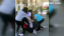 Kız öğrencilerin ortalarına aldıkları kişiyi tekme tokat dövdüğü görüldü