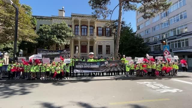 Yaya geçitleri Hayata saygı duruşu sloganıyla kırmızıya boyandı