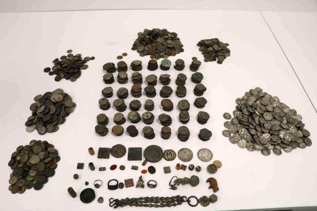 İstanbul Havalimanı'nda tarihi eser operasyonu: 4 bin sikke, 27 tarihi eser ele geçirildi