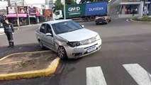 Mulher fica ferida após colisão entre veículos em cruzamento de Umuarama