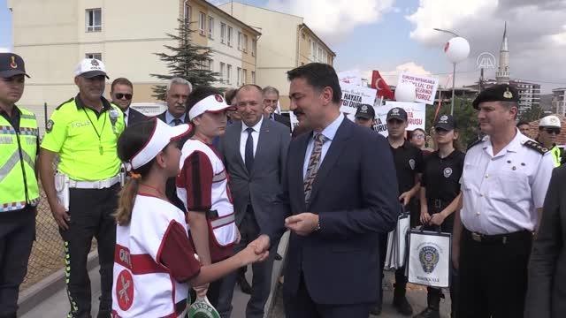 KIRIKKALE - İç Anadolu'da öğrenciler yaya geçitlerini Hayata saygı duruşu sloganıyla kırmızıya boyadı