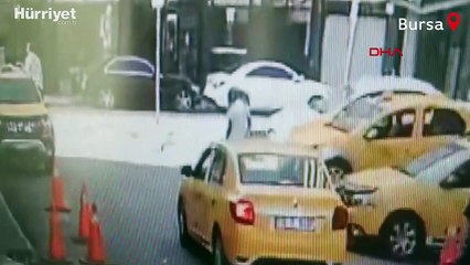 BaşlıksızAracın camını açık bıraktı, 2 milyon TL dolu çantası çalındı! Saniye saniye kamerada