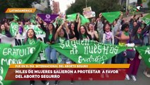 Miles de mujeres salieron a protestar  a favor del aborto segurro