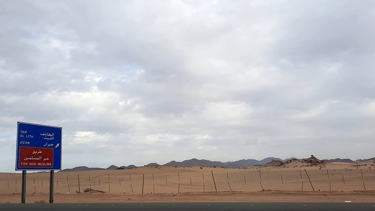A beautiful journey on the Jeddah-Mecca highway in cloudy weather.