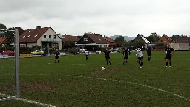 Das 0:1 für die SG Bergdörfer III durch Maurice Ballhausen gegen den FC Gleichen III