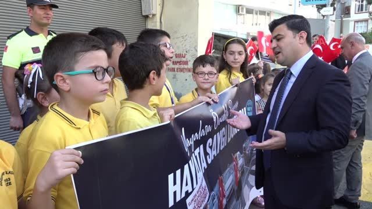 Karadeniz'deki 5 ilde yaya geçitleri "Hayata saygı duruşu" sloganıyla kırmızıya boyandı