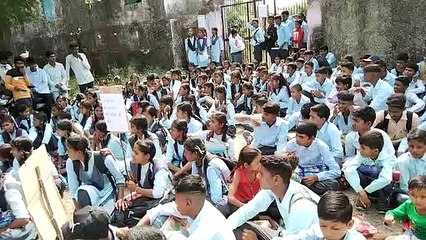 पीपलखूंट के तीन विद्यालयों में ताला जड़ा, किया प्रदर्शन