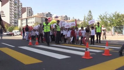 DİYARBAKIR - "Yayalara öncelik duruşu, hayata saygı duruşu" etkinliği