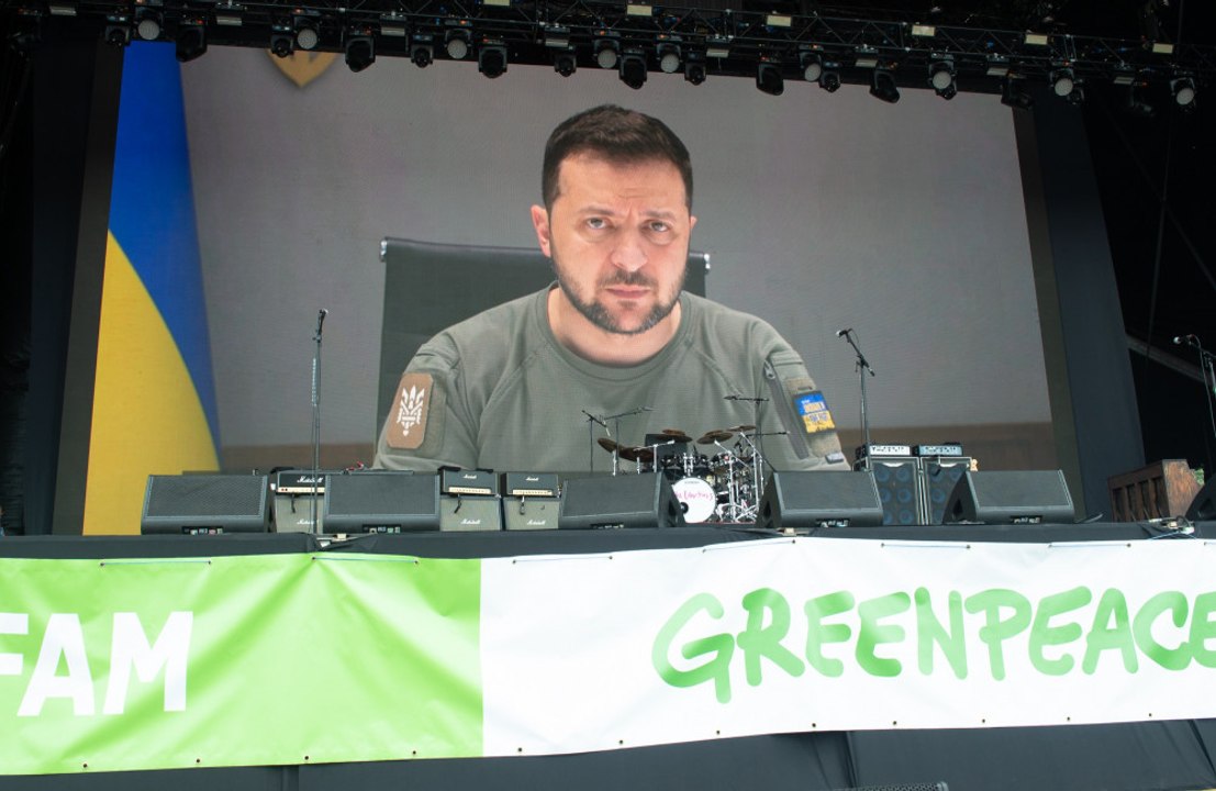 Wolodymyr Selenskyj prangert die 'Farce' der Referenden an
