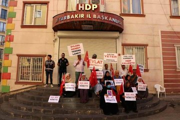 Evlat nöbetindeki ailelerin oturma eylemine bir aile daha katıldı