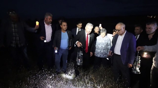 Gelecek Partili Özdağ, Ankara'da fenerle sosyal konut aradı: Ay'a yapmış olmasınlar!