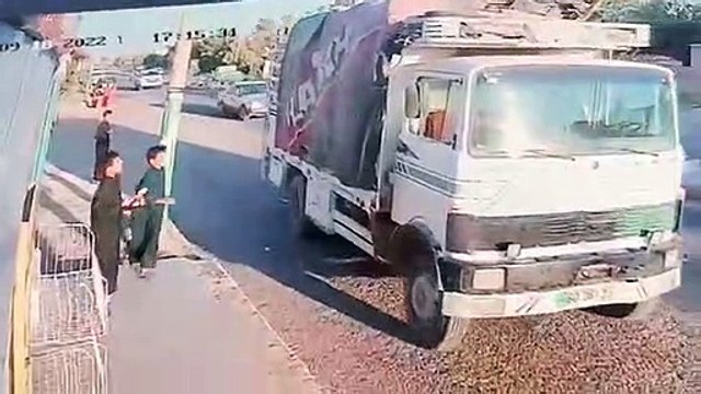 طفل معاني.. شمر عن ثوبه وقفز داخل شاحنة ومنع وقوع كارثة