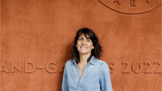 GALA VIDEO - “Bernadette Chirac était encore de ce monde” : grosse gaffe chez Estelle Denis !