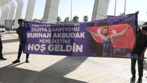 KAHRAMANMARAŞ - Dünya şampiyonu güreşçi Burhan Akbudak, memleketinde coşkuyla karşılandı
