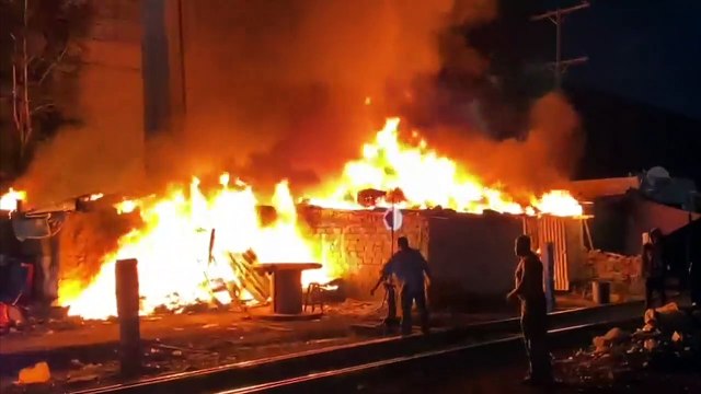 Tres casas de Pueblo Quieto quedaron en cenizas tras un incendio; colonos señalaron a policías