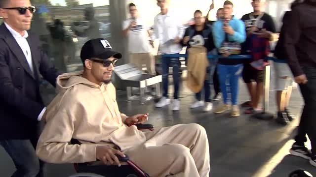 Araujo llega a Barcelona en silla de ruedas tras operarse en Finlandia