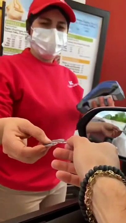 Il customise sa carte bancaire et ça fait beaucoup rire les employés quand il paye