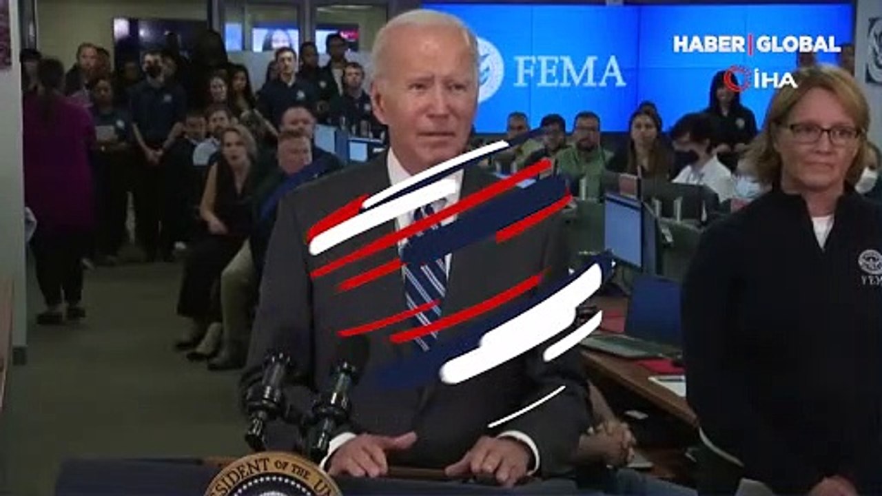 ABD Başkanı Biden, kürsüden inerken yine yolunu şaşırdı, alıp başını gitti