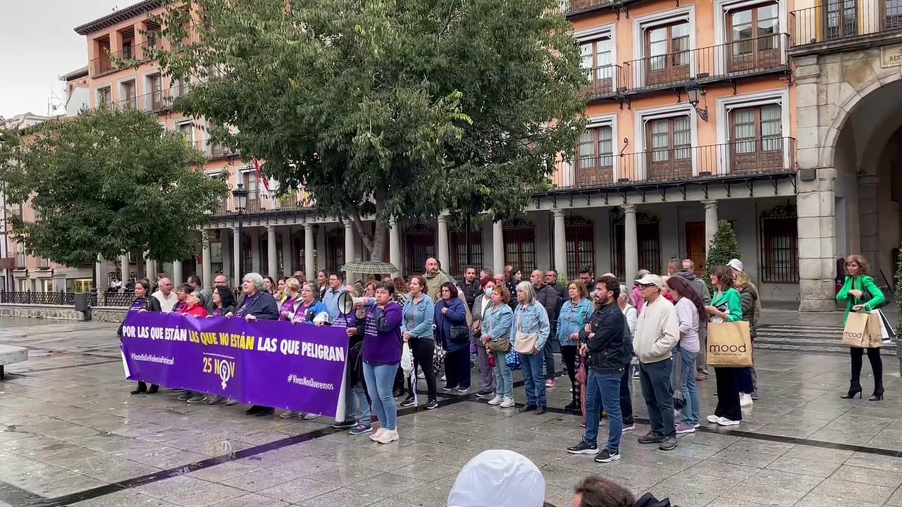 La Plataforma 8M Toledo se concentra en Zocodover en memoria de las últimas tres víctimas de violencia machista en España