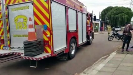 Bombeiro vizinho controla chamas de residência no Bairro Santa Felicidade