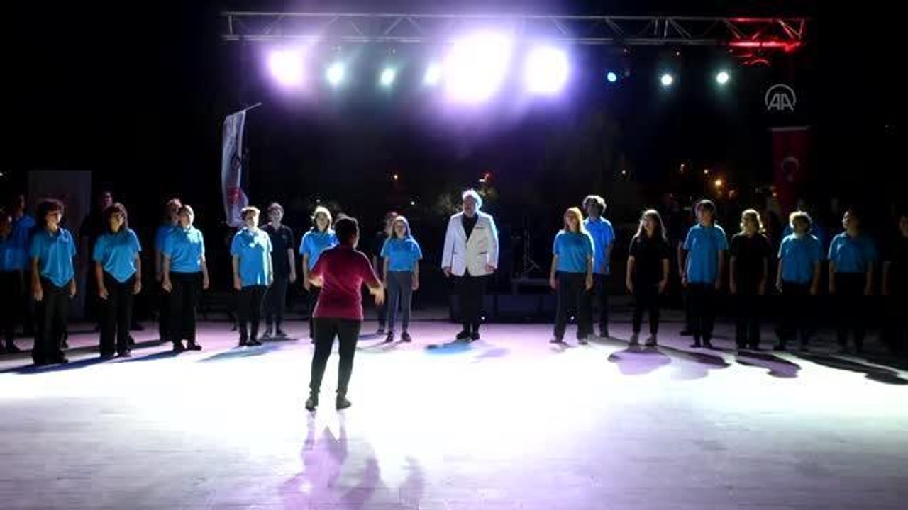 İzmir haberleri | Opera sanatçısı Hakan Aysev İzmir'de konser verdi