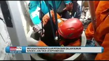 PETUGAS TANGKAP ULAR PITON DARI DALAM SUMUR