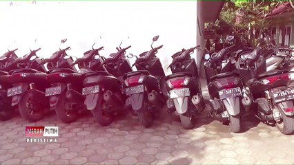 PARKIRAN MOTOR TERSUSUN MENURUT TIPE DAN WARNANYA