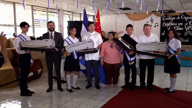 China dona instrumentos musicales para orquesta de colegio capitalino