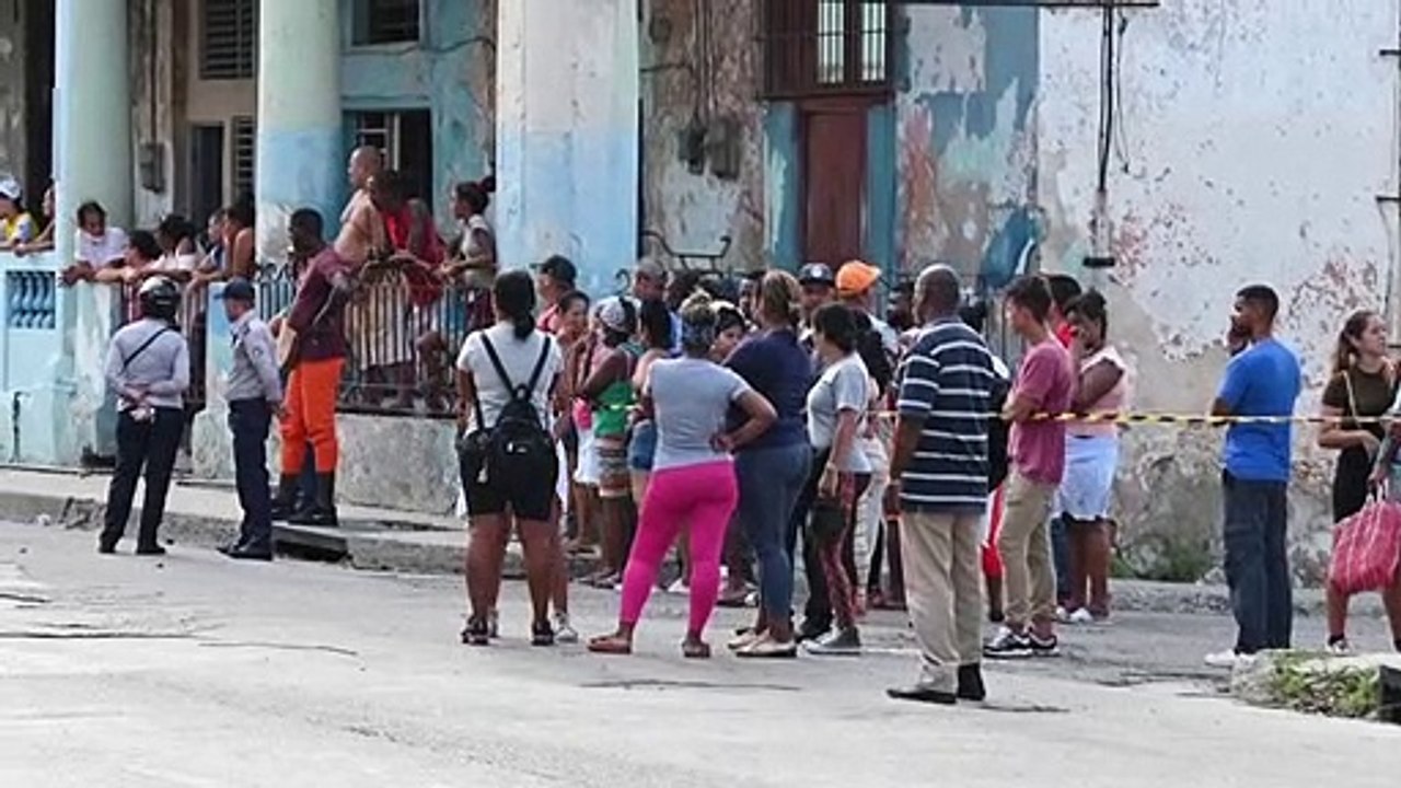 Los cubanos tratan de "resolver" mientras esperan la electricidad