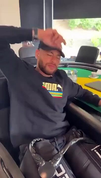 La superstar du football brésilien Neymar déclenche de vives réactions en affichant son soutien au président d'extrême droite Jair Bolsonaro, à trois jours d'une élection ultra-polarisée