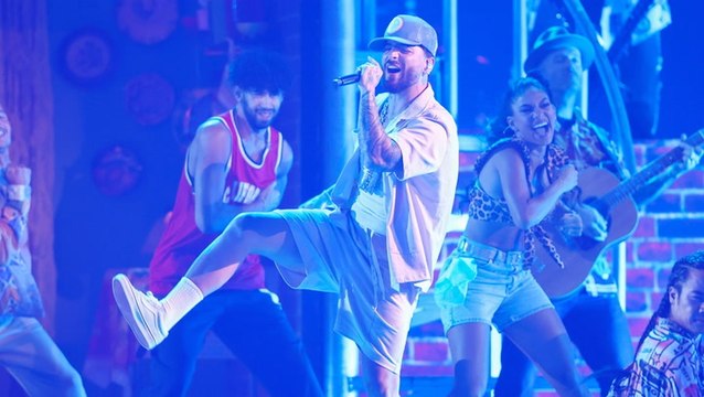 Maluma Kisses Girlfriend & Performs New Single ‘Junio’ at 2022 Billboard Latin Music Awards | 2022 Billboard News