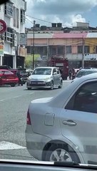 轿车着火 及时扑灭 30%面积被烧毁