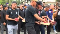Indonesia, giocatori dell'Arema FC pregano per morti allo stadio
