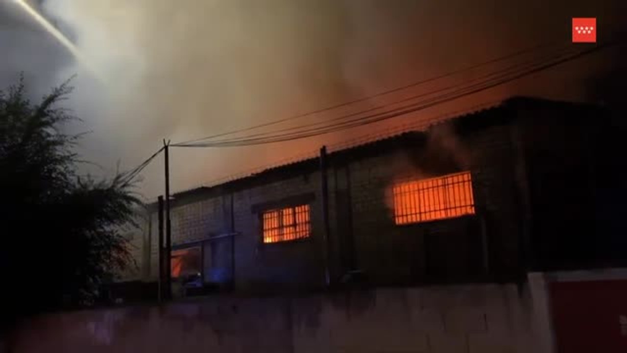 Un incendio calcina una nave industrial en Paracuellos del Jarama (Madrid)