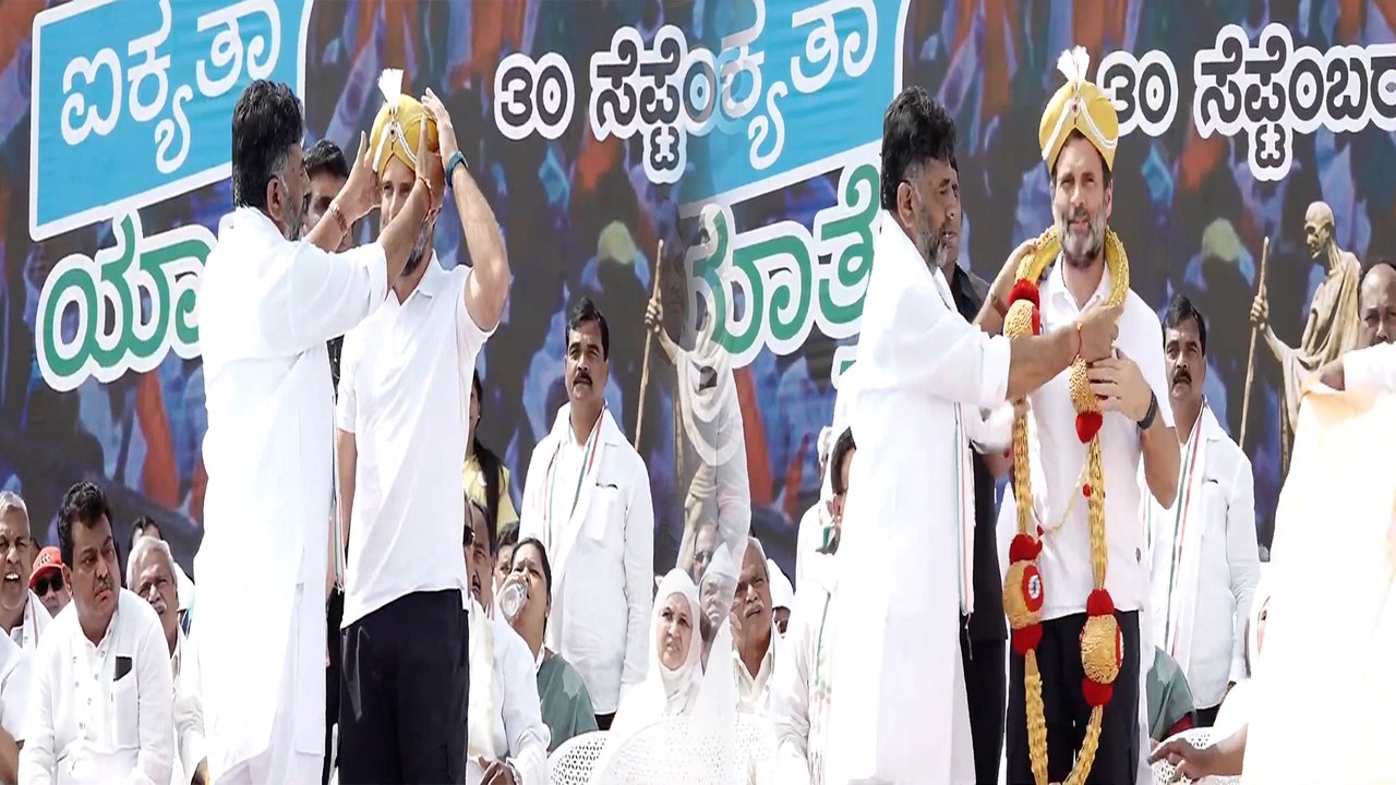ವೇದಿಕೆಯಲ್ಲಿದ್ದರೂ ಸಿದ್ಧರಾಮಯ್ಯ ಕರೆಯದೇ ಸನ್ಮಾನ ಮಾಡಿದ ಬಂಡೆ | Oneindia Kannada