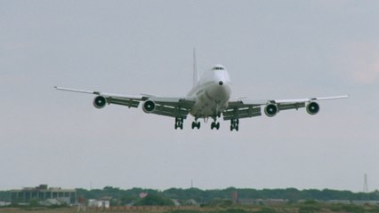 Crack in the window causes panic on the plane
