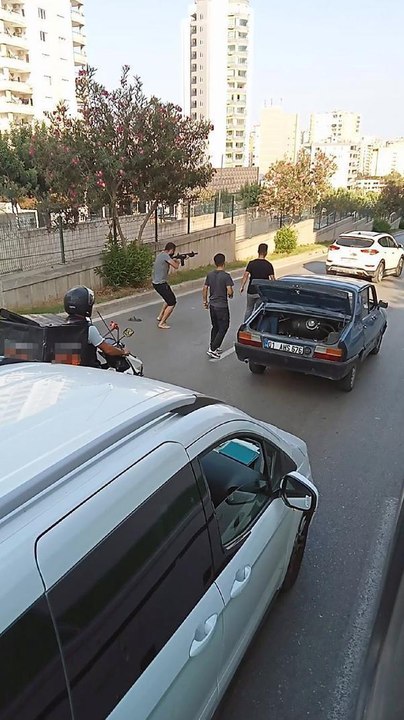 TRAFİKTE POMPALI DEHŞET, YOLA ÇÖP ATMA MESELESİ YÜZÜNDEN YAŞANMIŞ