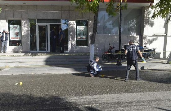 Son dakika haberi... GÜVENLİK GÖREVLİSİNE ÇALIŞTIĞI BANKA ÖNÜNDE SİLAHLI SALDIRI